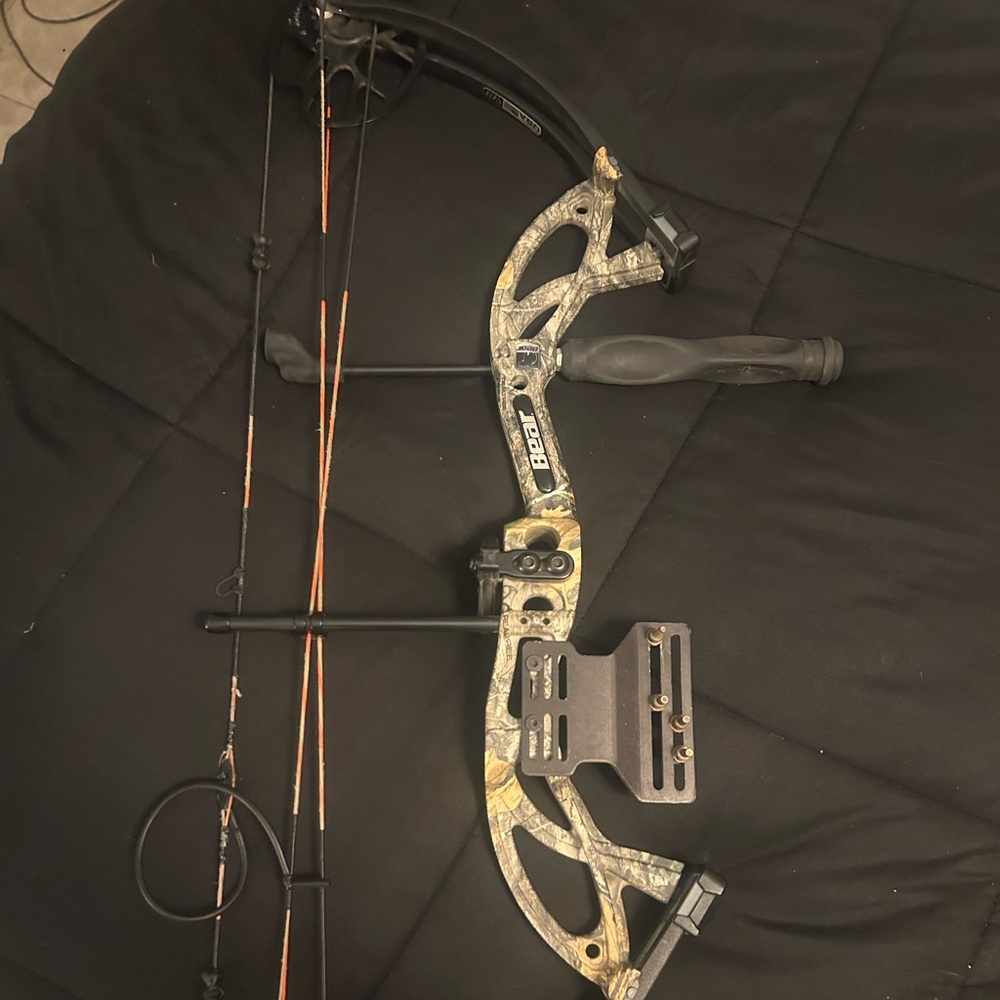 Bear Cruzer G2 compound bow